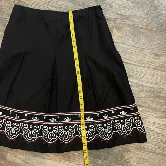 Ann Taylor Loft Pleated Black cotton Skirt Embroidered Details Women’s size 2P - Picture 6 of 10